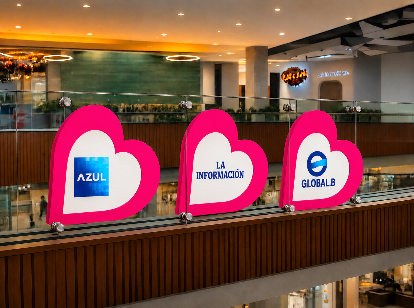 Vista previa de los corazones corporativos colocados en las barandas de Ágora Santiago Center
